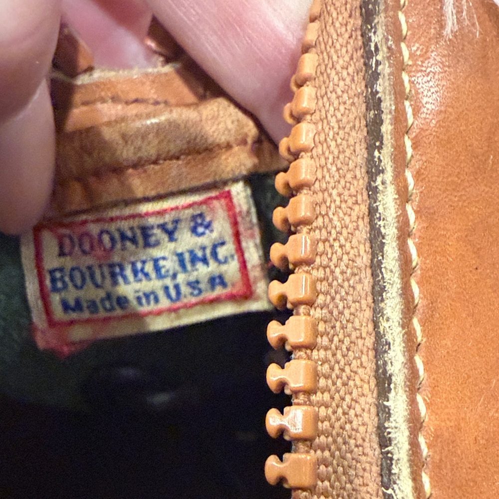 Classic Dooney & Bourke Green and Tan Shoulder Hand Bag - Picture 2 of 10